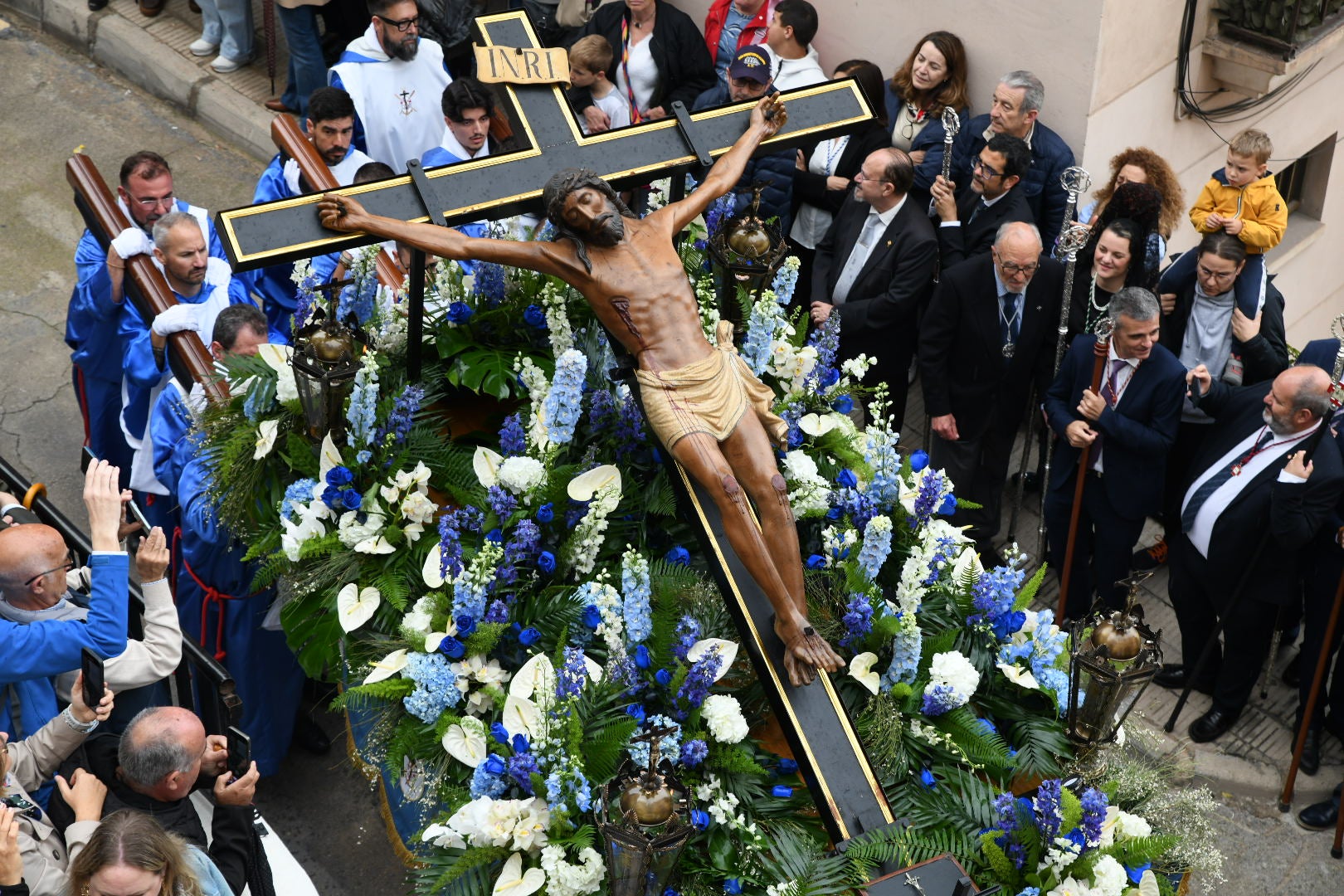 La espectacular salida de El Morenet emociona a Alicante y elude la lluvia