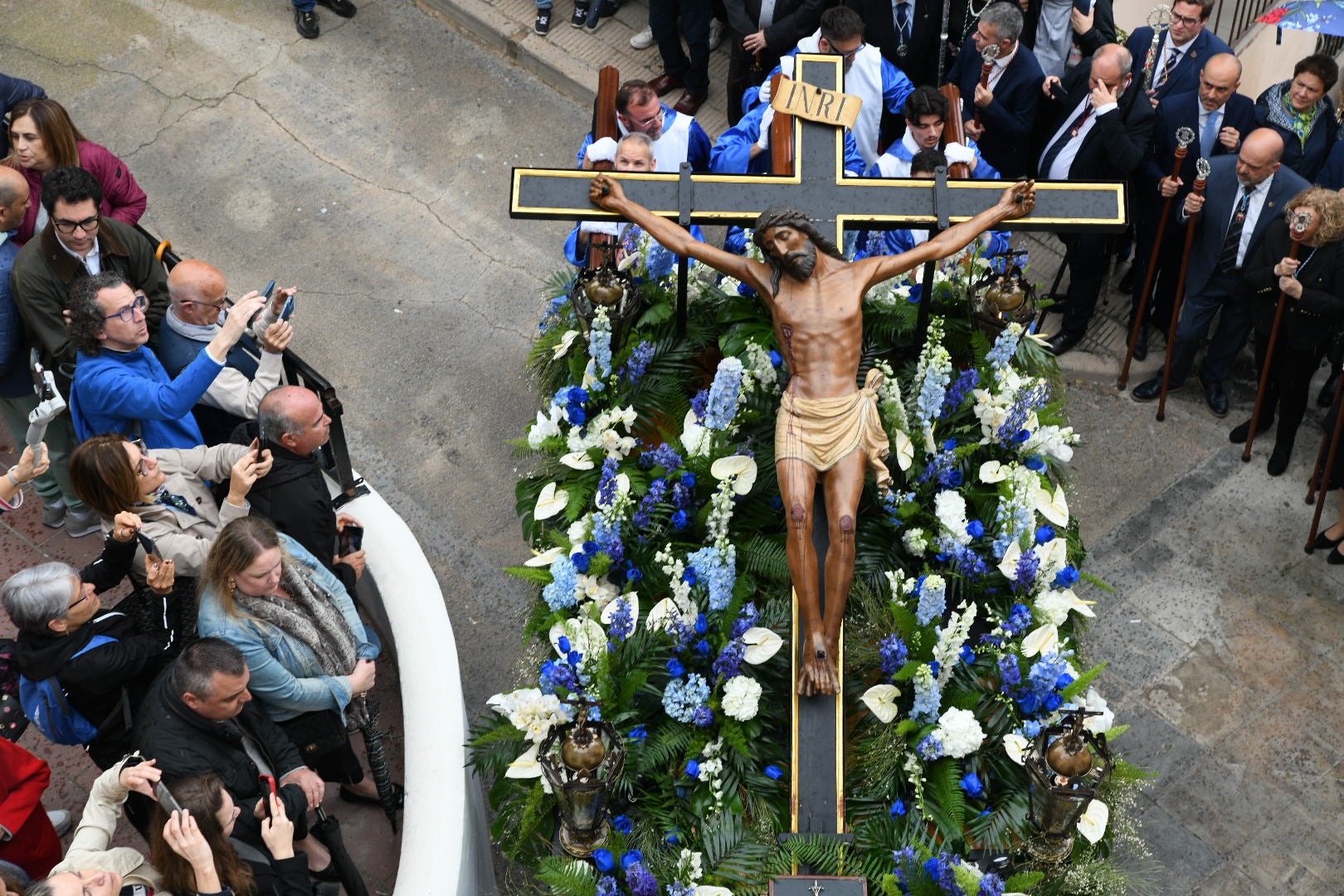 La espectacular salida de El Morenet emociona a Alicante y elude la lluvia
