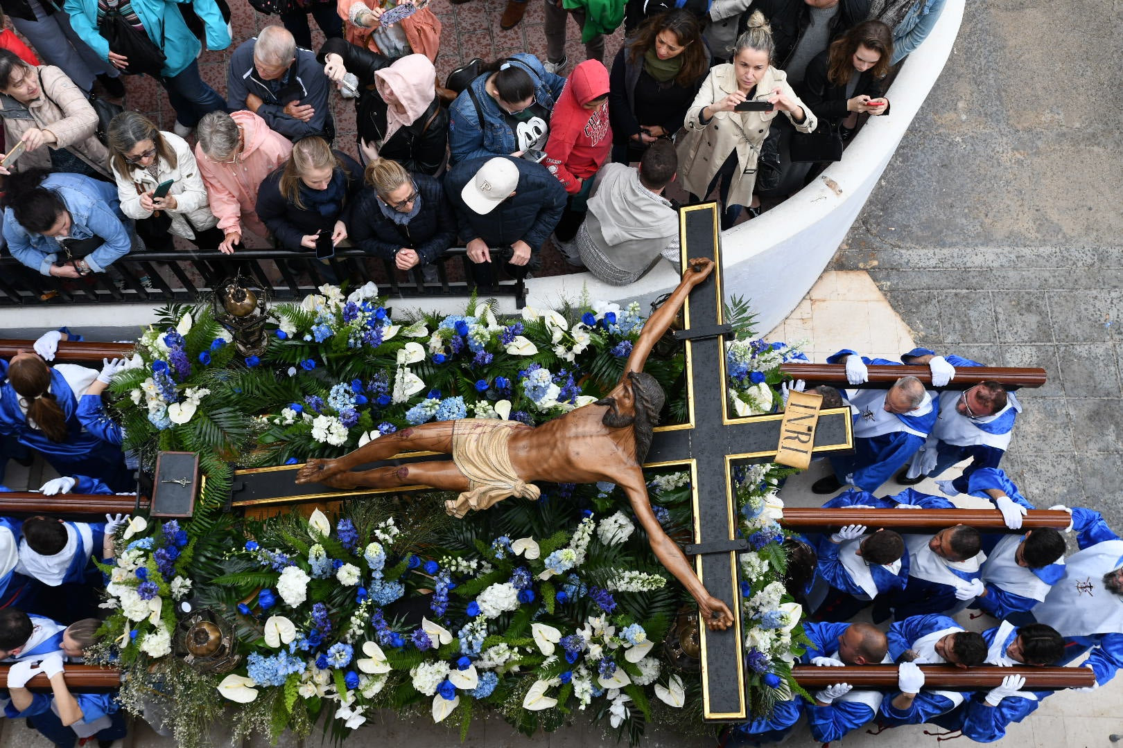 La espectacular salida de El Morenet emociona a Alicante y elude la lluvia