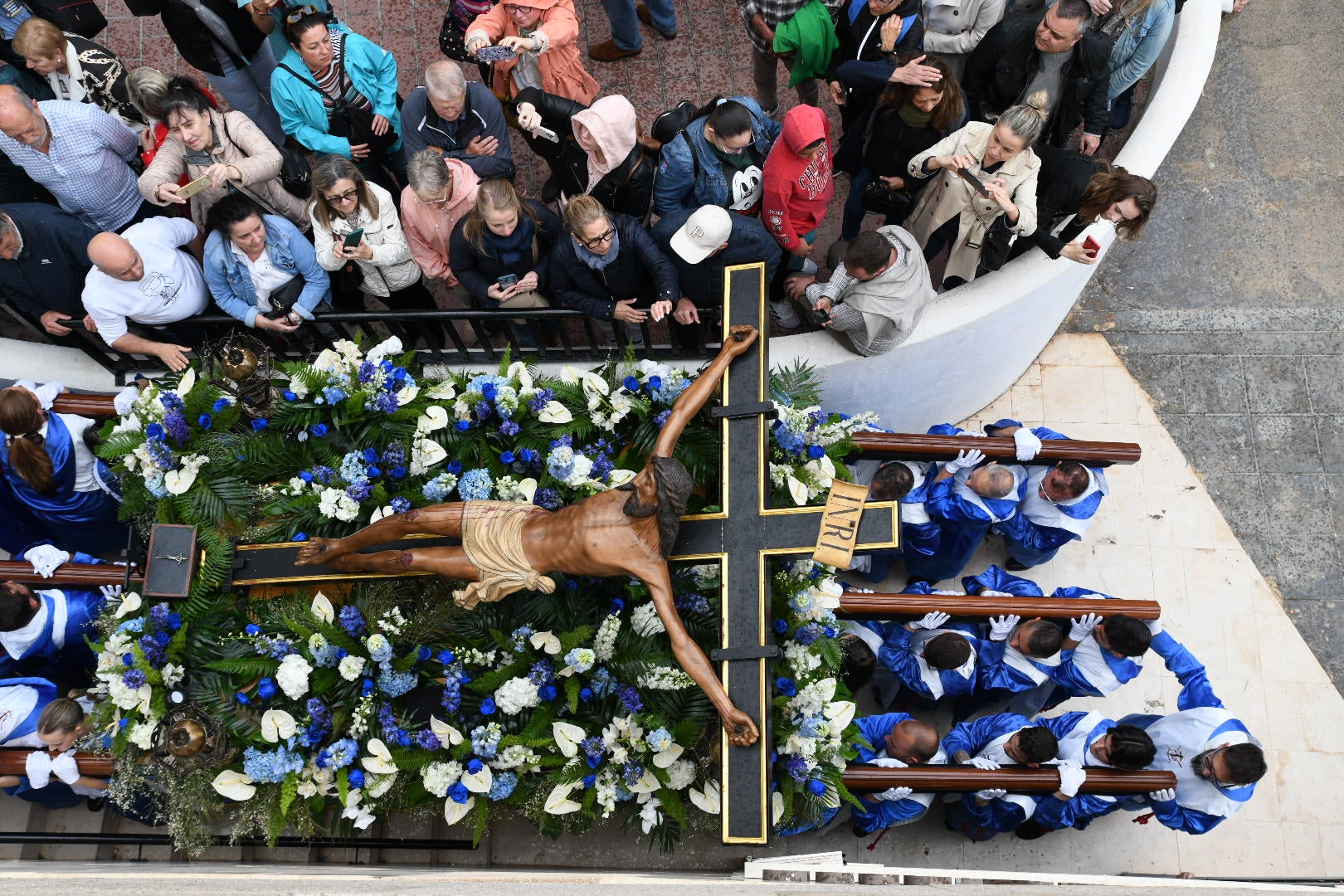 La espectacular salida de El Morenet emociona a Alicante y elude la lluvia