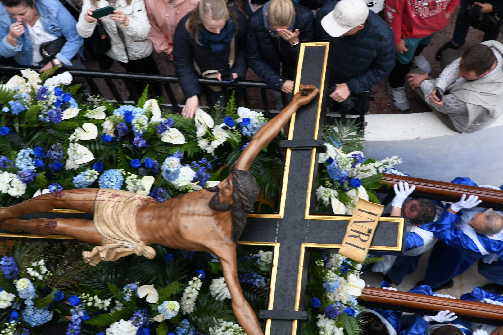 La espectacular salida de El Morenet emociona a Alicante y elude la lluvia