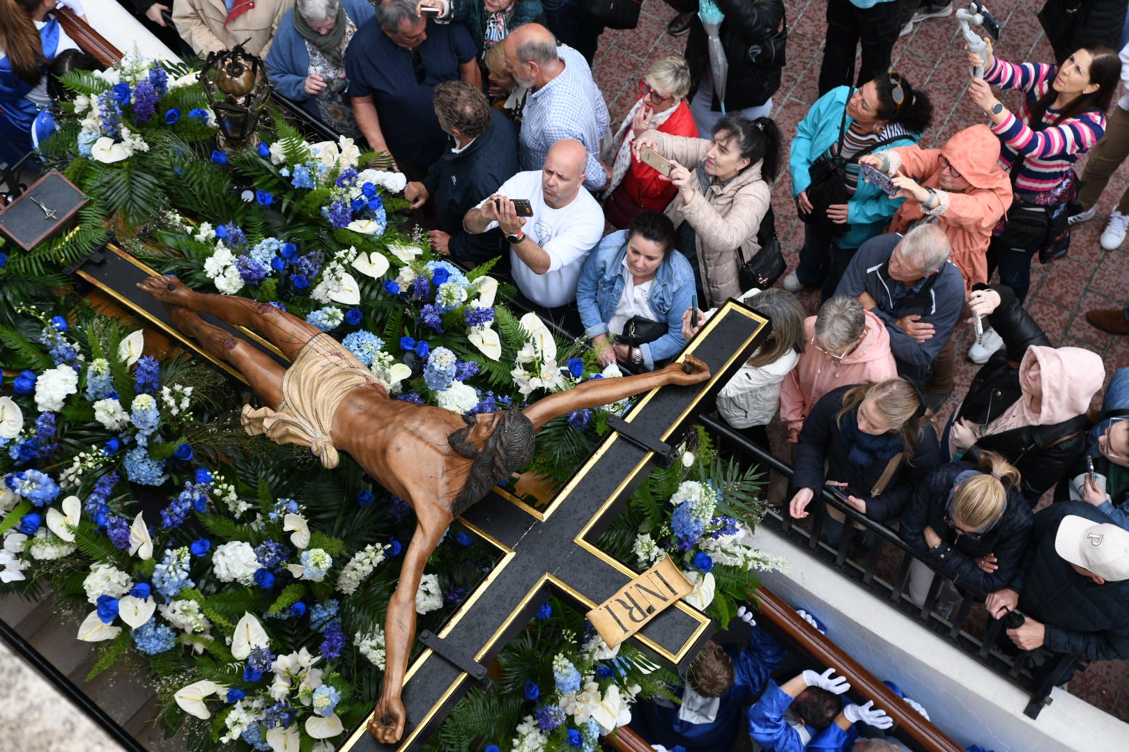 La espectacular salida de El Morenet emociona a Alicante y elude la lluvia
