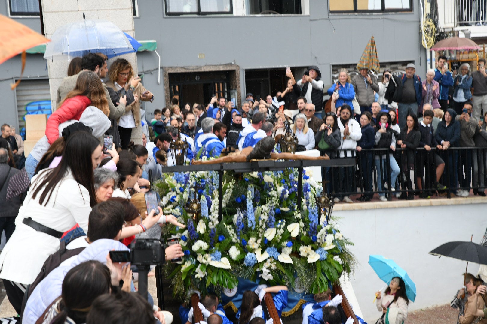 La espectacular salida de El Morenet emociona a Alicante y elude la lluvia