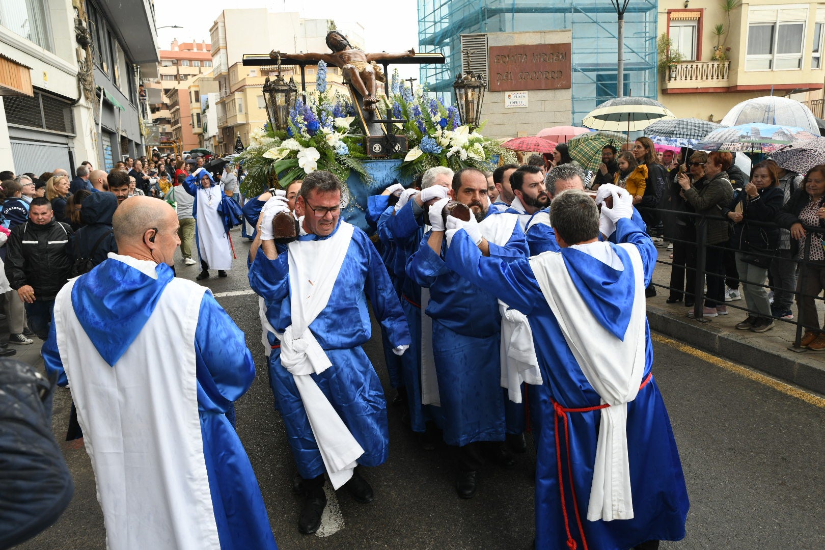 La espectacular salida de El Morenet emociona a Alicante y elude la lluvia