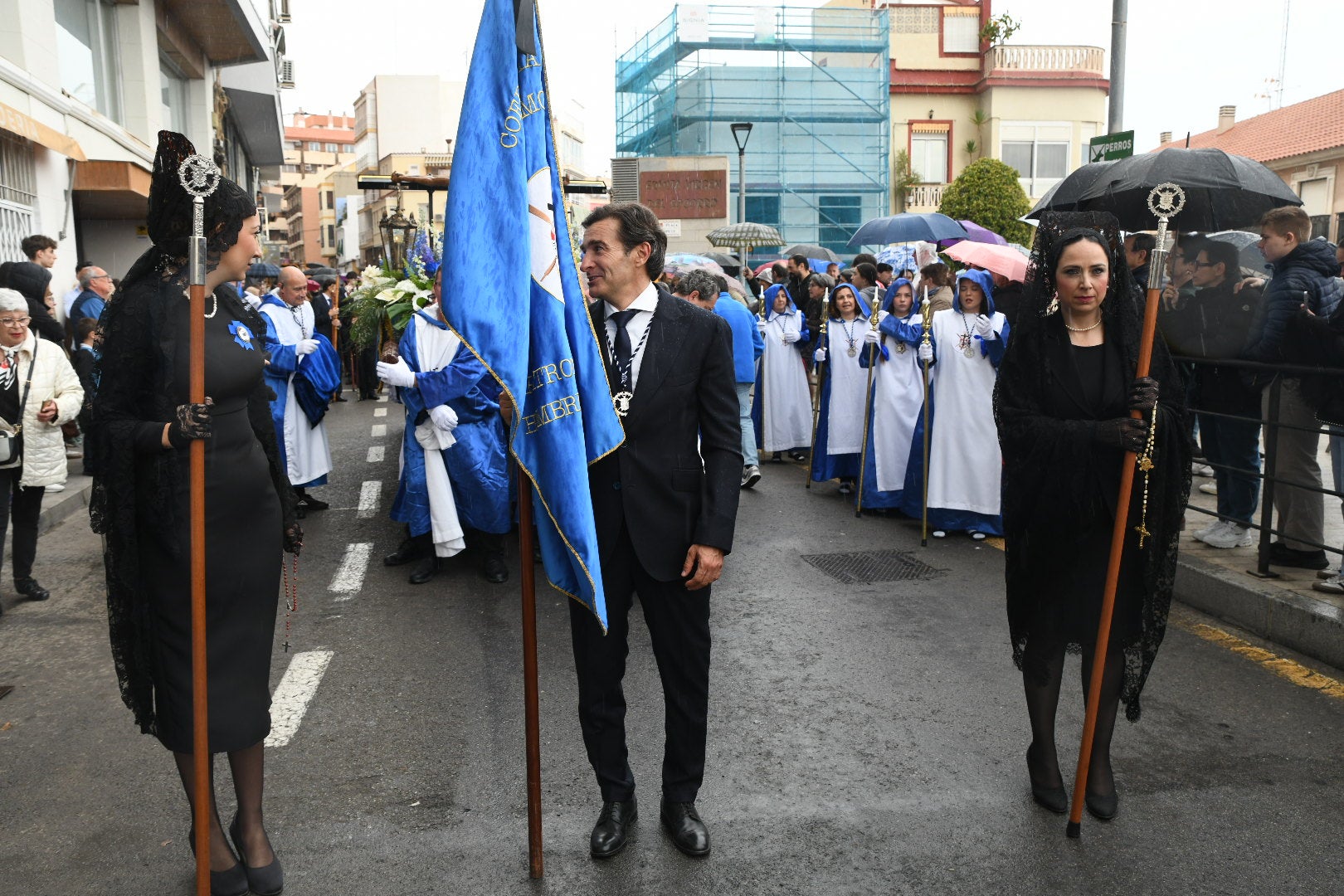 La espectacular salida de El Morenet emociona a Alicante y elude la lluvia
