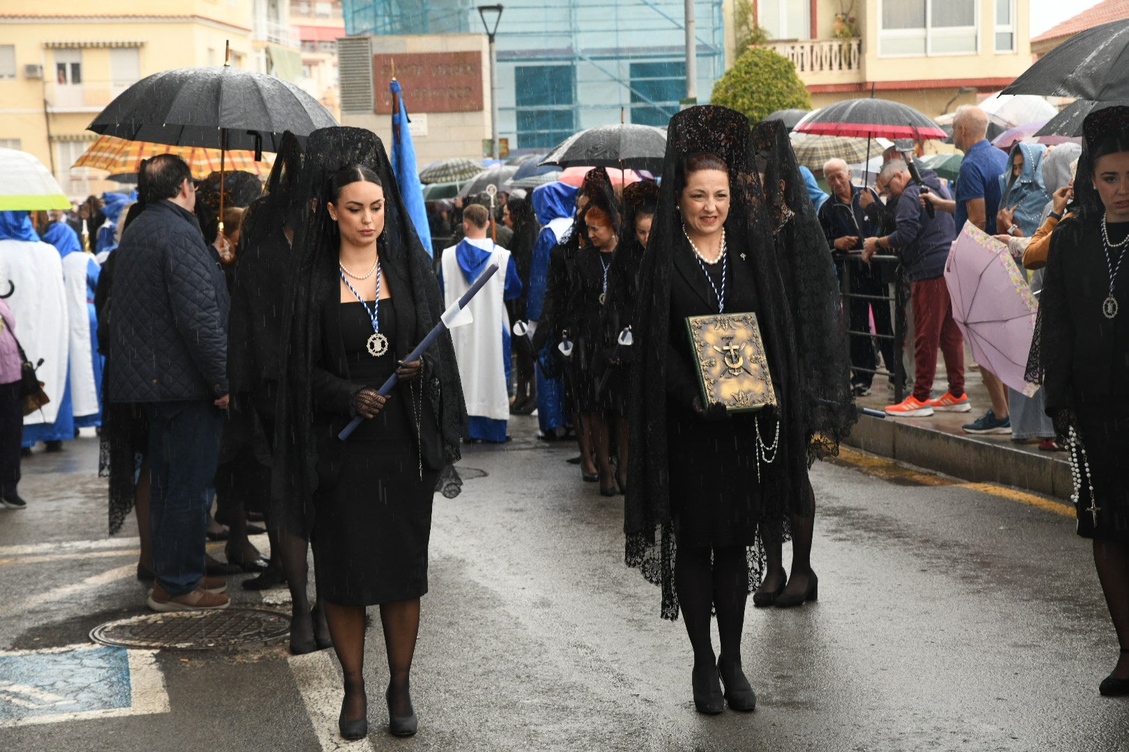 La espectacular salida de El Morenet emociona a Alicante y elude la lluvia