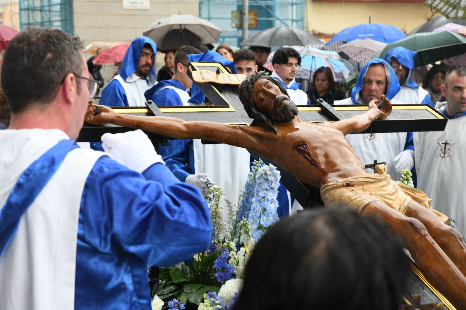 La espectacular salida de El Morenet emociona a Alicante y elude la lluvia