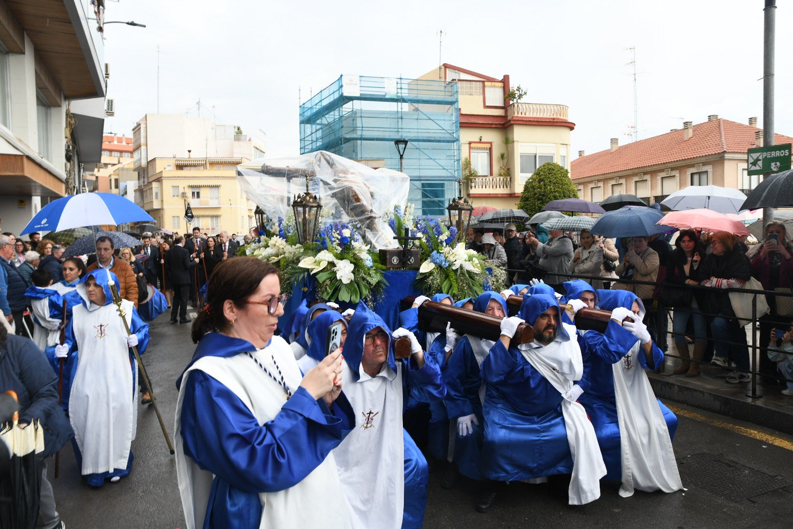 La espectacular salida de El Morenet emociona a Alicante y elude la lluvia