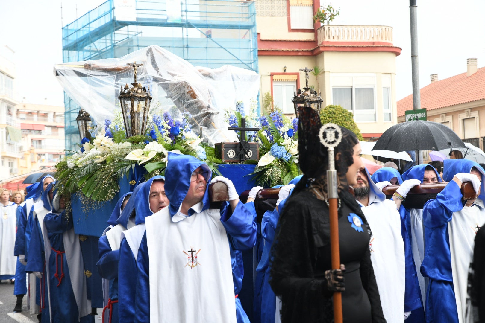La espectacular salida de El Morenet emociona a Alicante y elude la lluvia