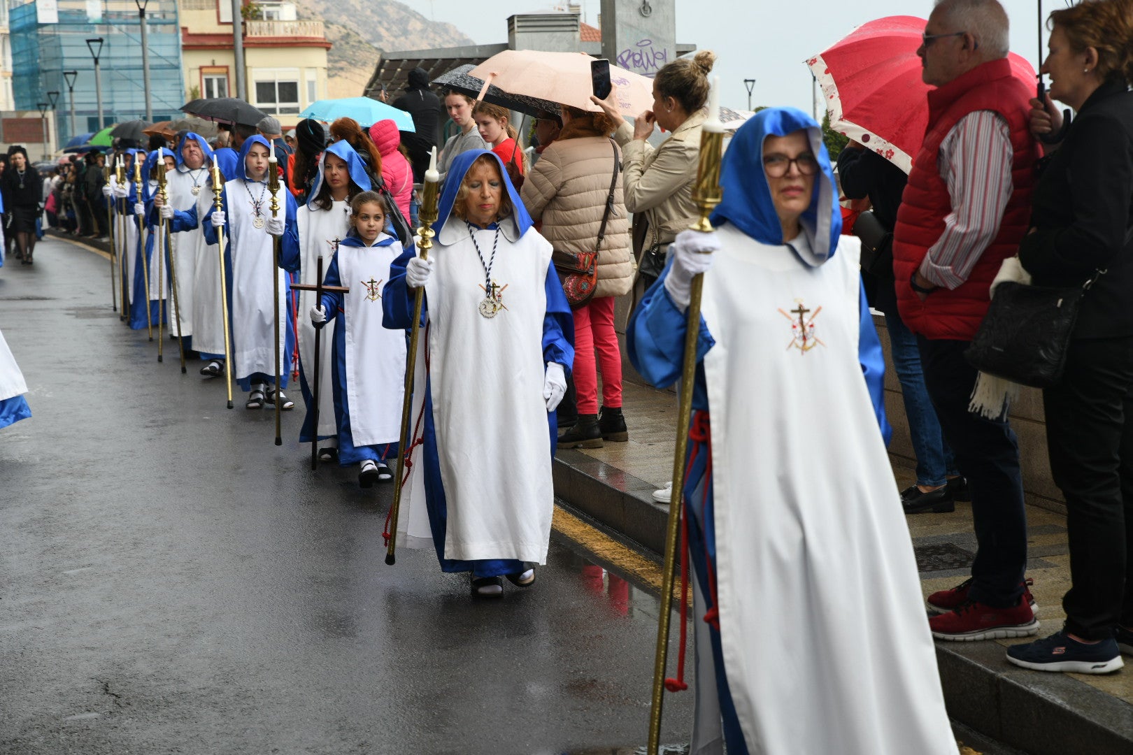 La espectacular salida de El Morenet emociona a Alicante y elude la lluvia