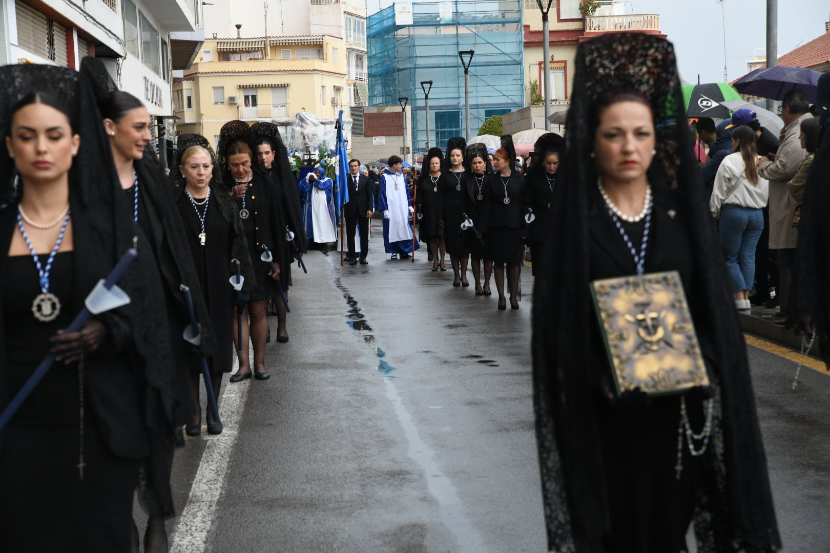 La espectacular salida de El Morenet emociona a Alicante y elude la lluvia