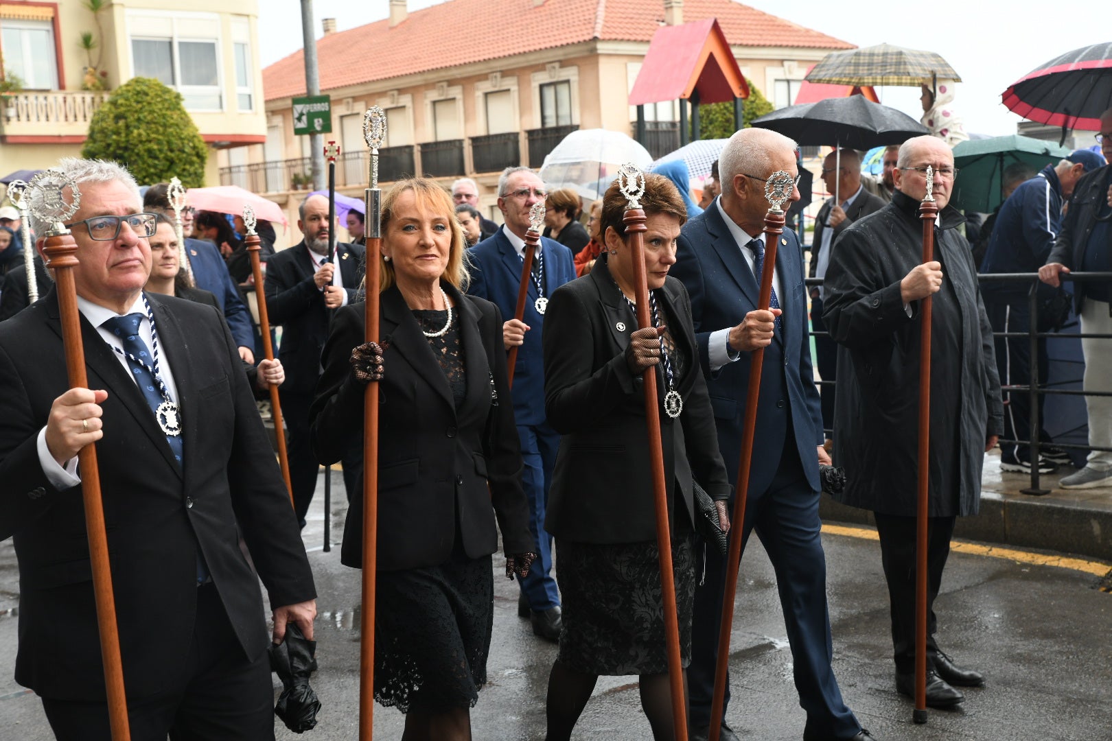 La espectacular salida de El Morenet emociona a Alicante y elude la lluvia