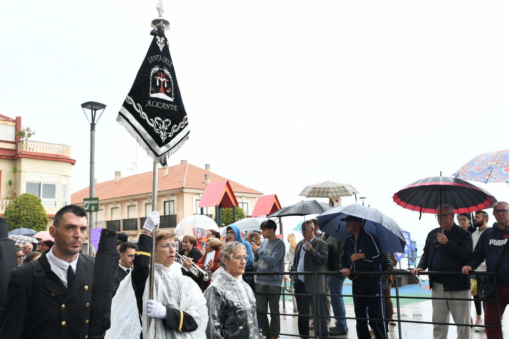La espectacular salida de El Morenet emociona a Alicante y elude la lluvia