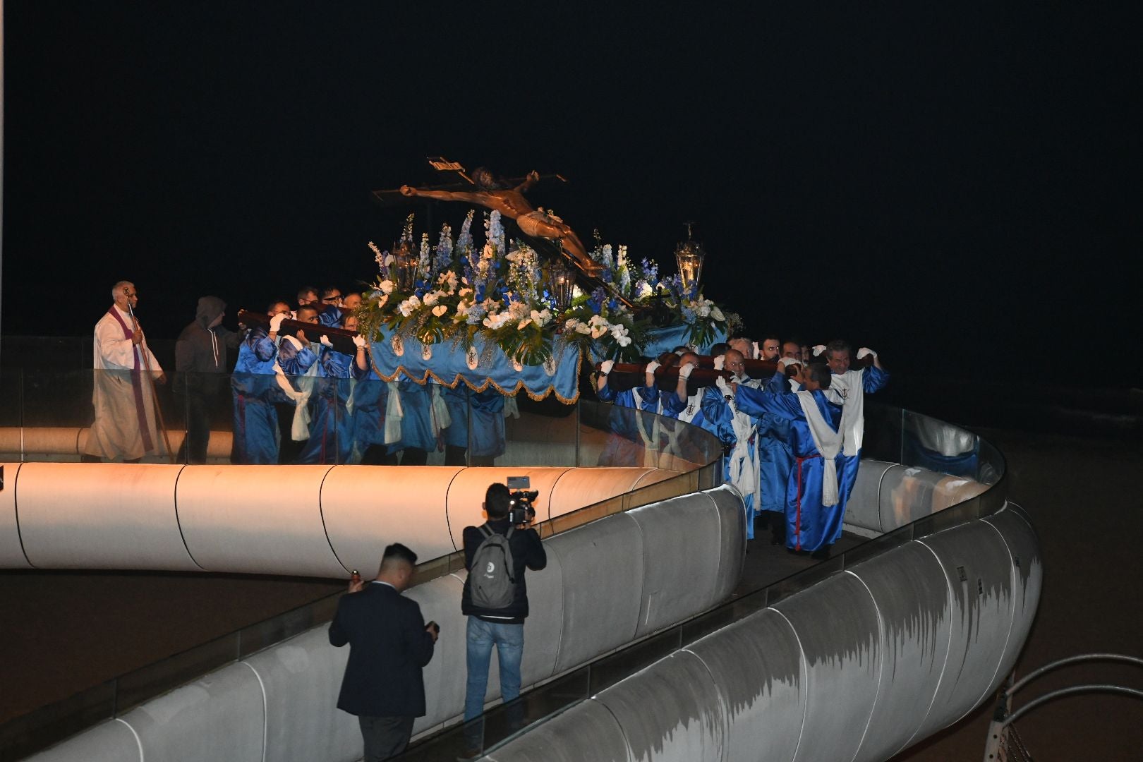 La espectacular salida de El Morenet emociona a Alicante y elude la lluvia