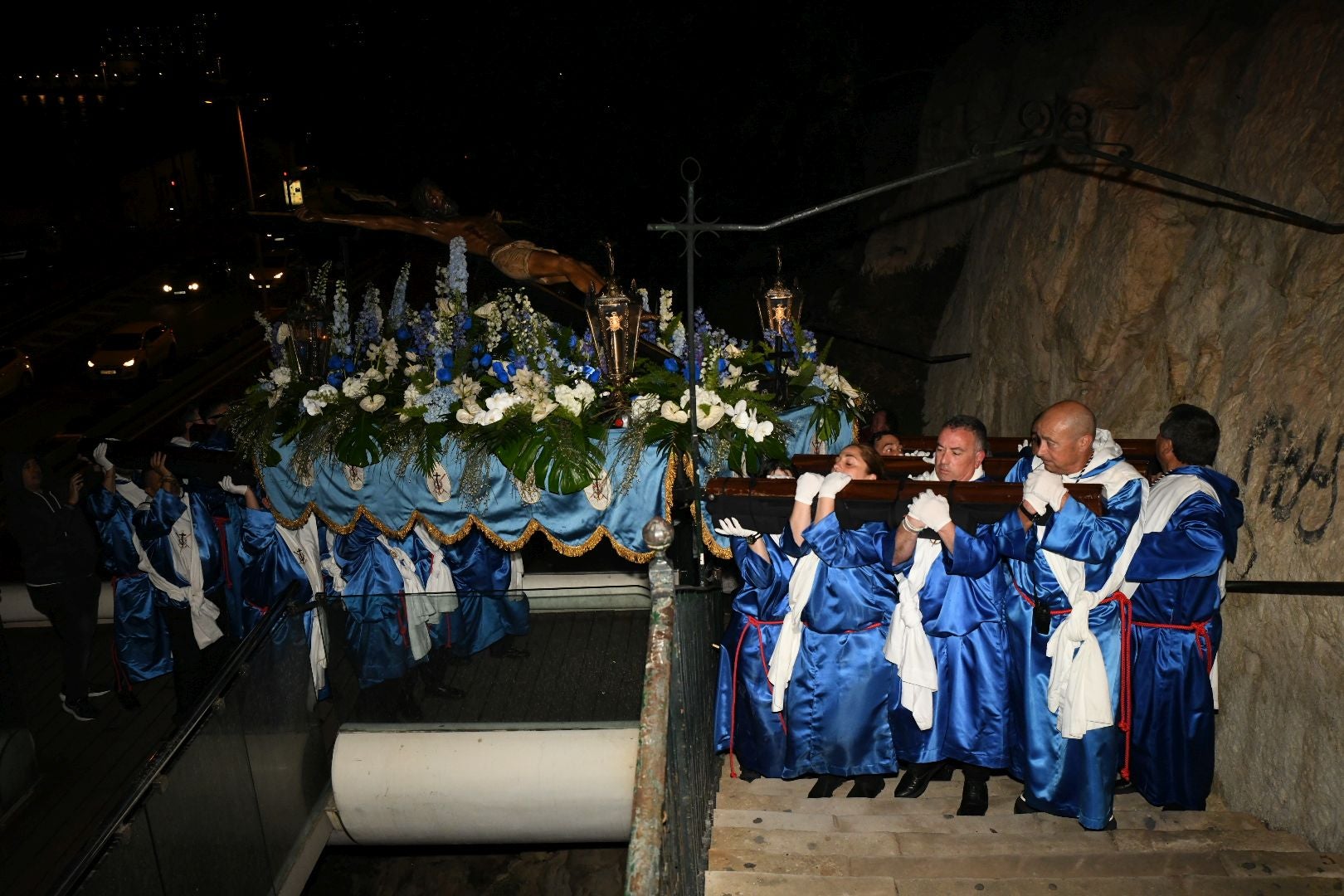 La espectacular salida de El Morenet emociona a Alicante y elude la lluvia