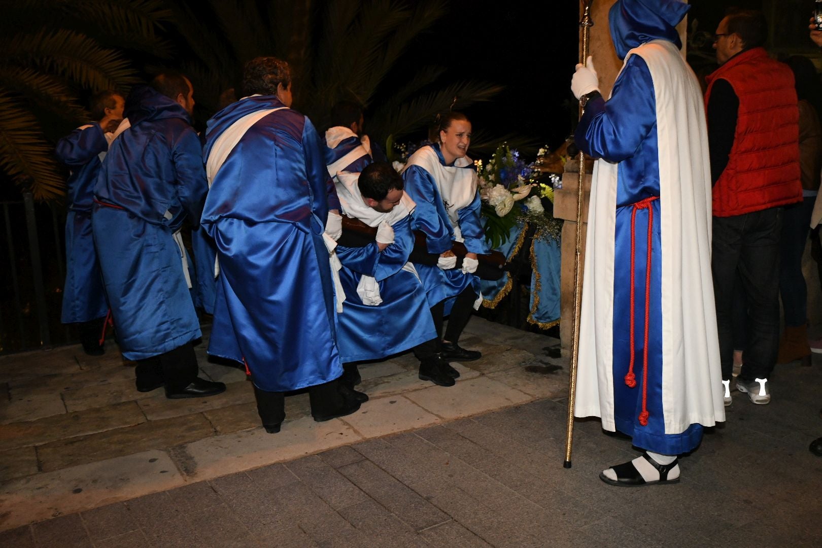 La espectacular salida de El Morenet emociona a Alicante y elude la lluvia