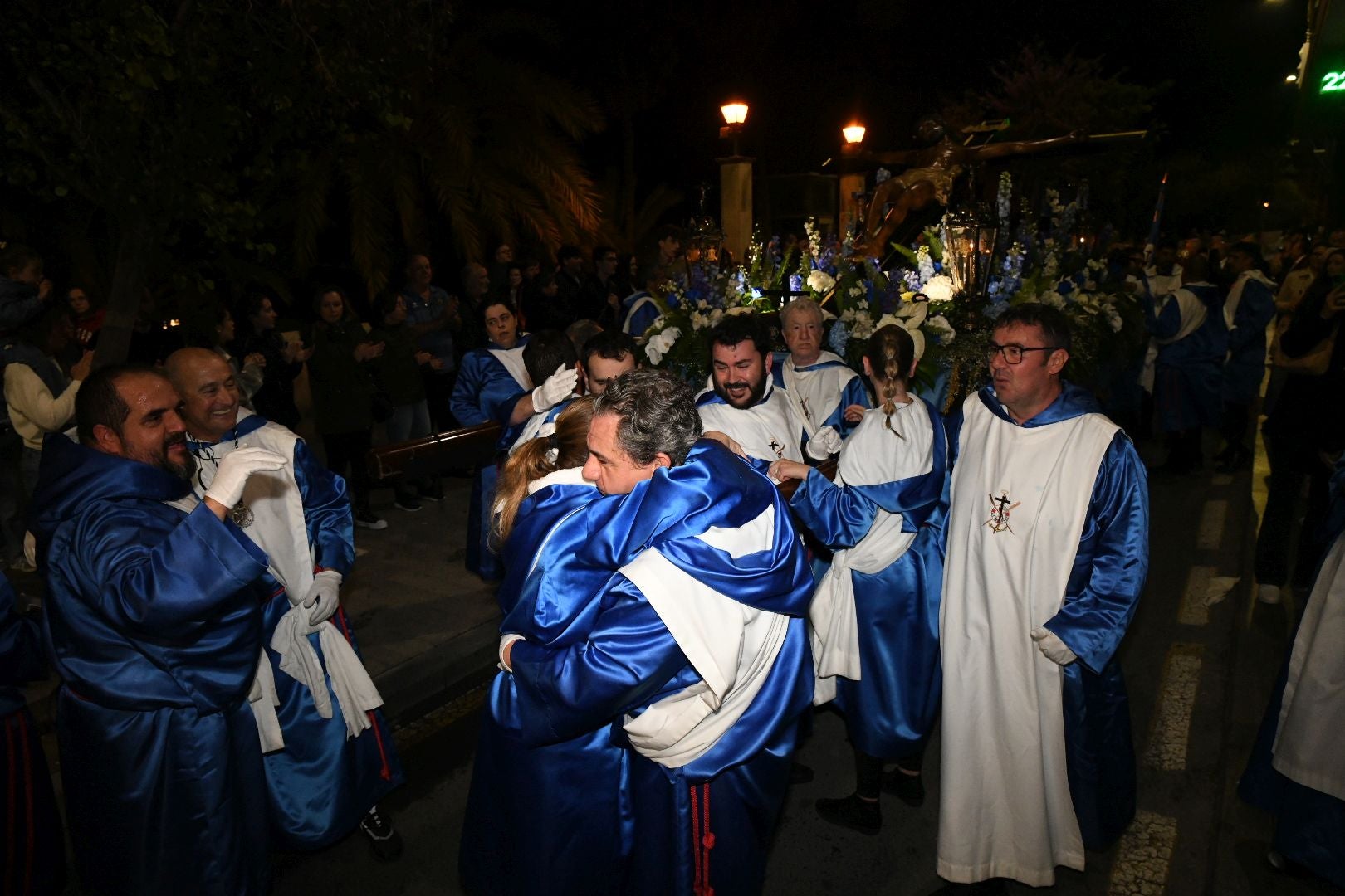 La espectacular salida de El Morenet emociona a Alicante y elude la lluvia