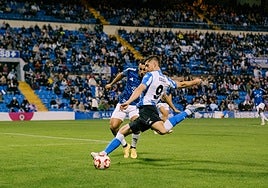 Coscia dispara a puerta en el choque ante el Marbella en el Rico Pérez.