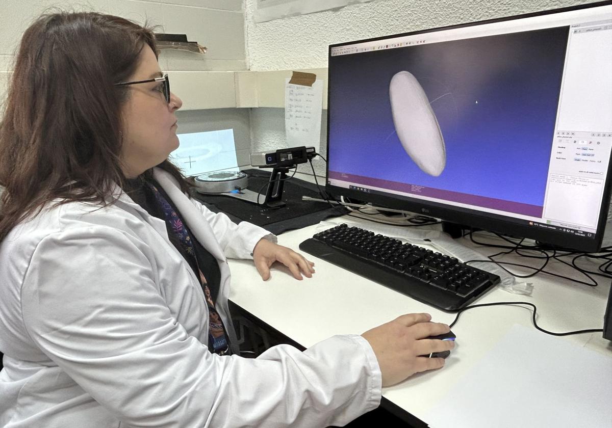 Stéphanie Torrijo, investigadora principal del estudio, en el laboratorio con una imagen de un piñón ibérico en la pantalla..