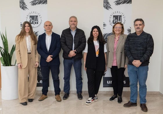 Promotores de la firma junto al rector de la UMH, Juan José Ruiz.
