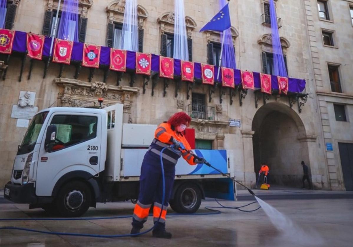 Alicante refuerza el servicio de limpieza de Semana Santa con 60 equipos mecanizados y 89 operarios