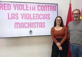 Los ediles responsables de la iniciativa, junto al cartel de la Red Violeta.