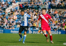 Romera intenta rematar ante un jugador del Sevilla Atlético.