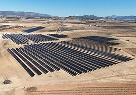 Imagen aérea de la planta en Pinoso y de las nuevas instalaciones logísticas de Awergy en Monóvar.