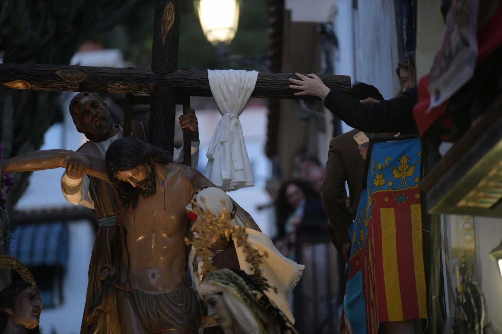 Alicante, a los pies de la procesión de Santa Cruz