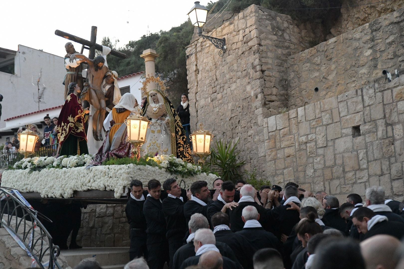 Alicante, a los pies de la procesión de Santa Cruz