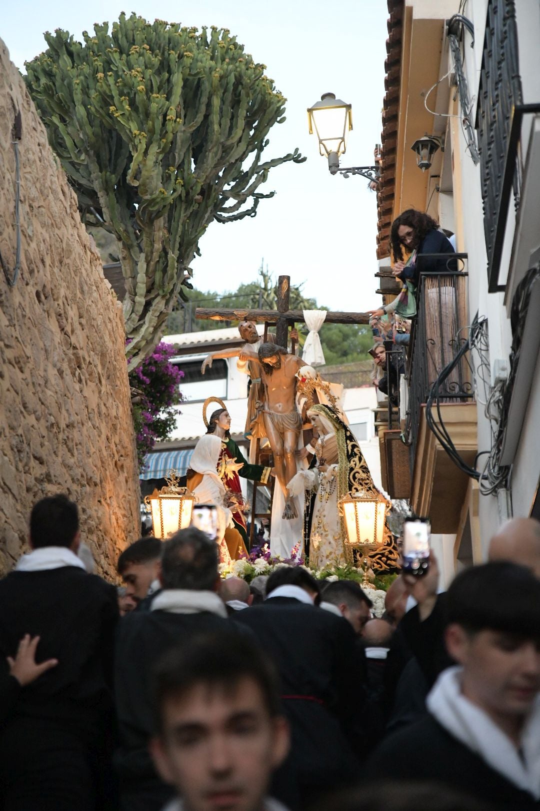 Alicante, a los pies de la procesión de Santa Cruz