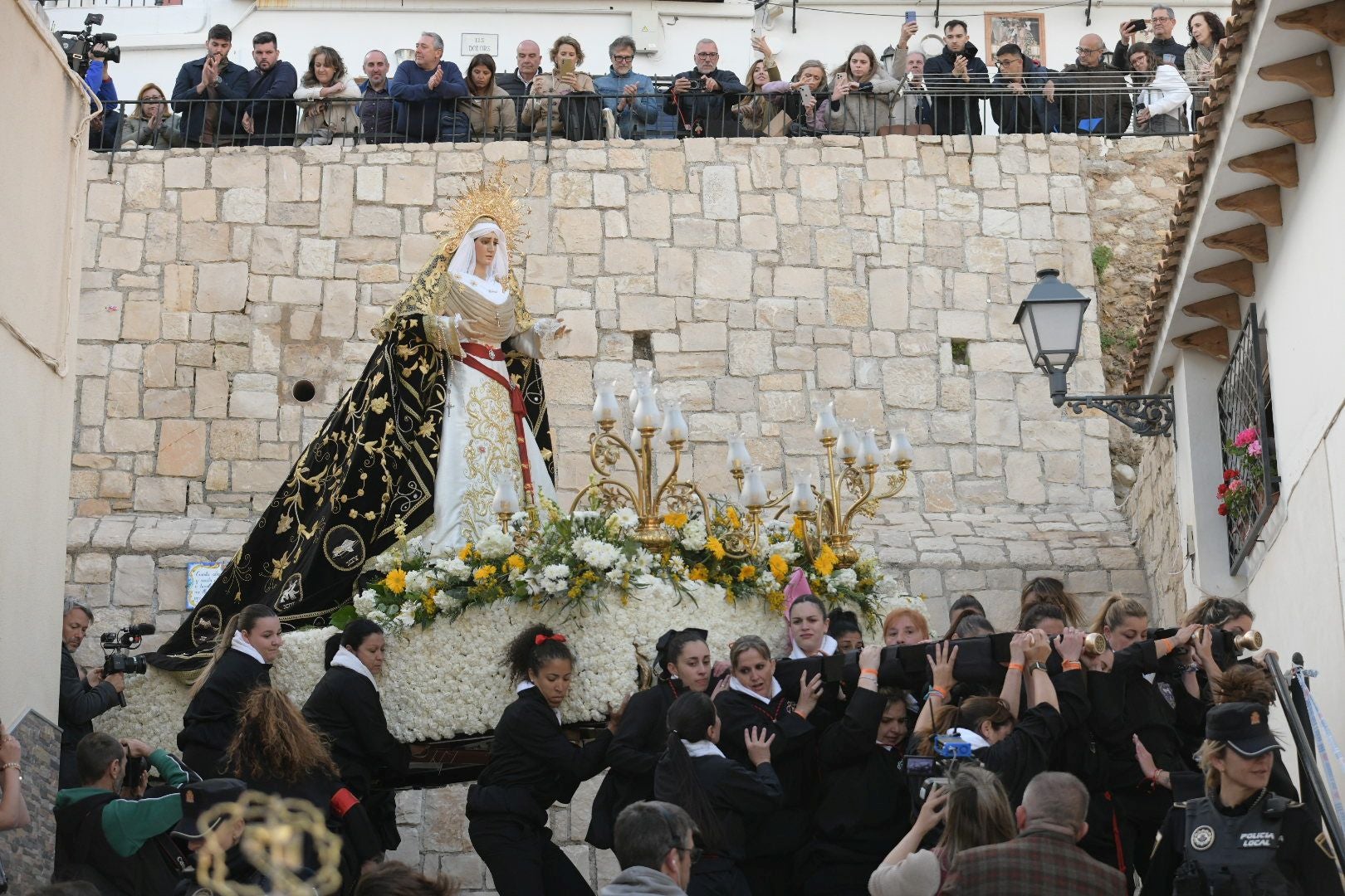 Alicante, a los pies de la procesión de Santa Cruz