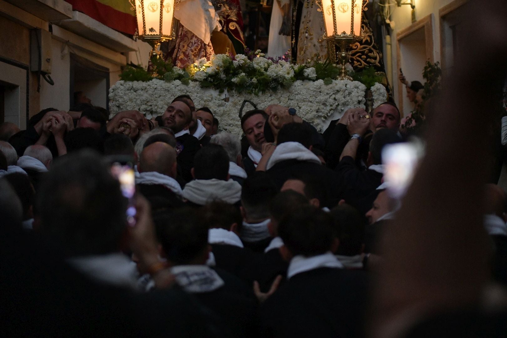 Alicante, a los pies de la procesión de Santa Cruz