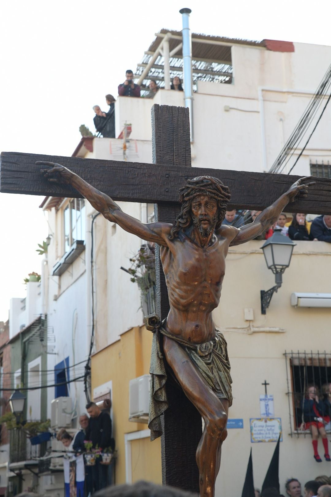 Alicante, a los pies de la procesión de Santa Cruz