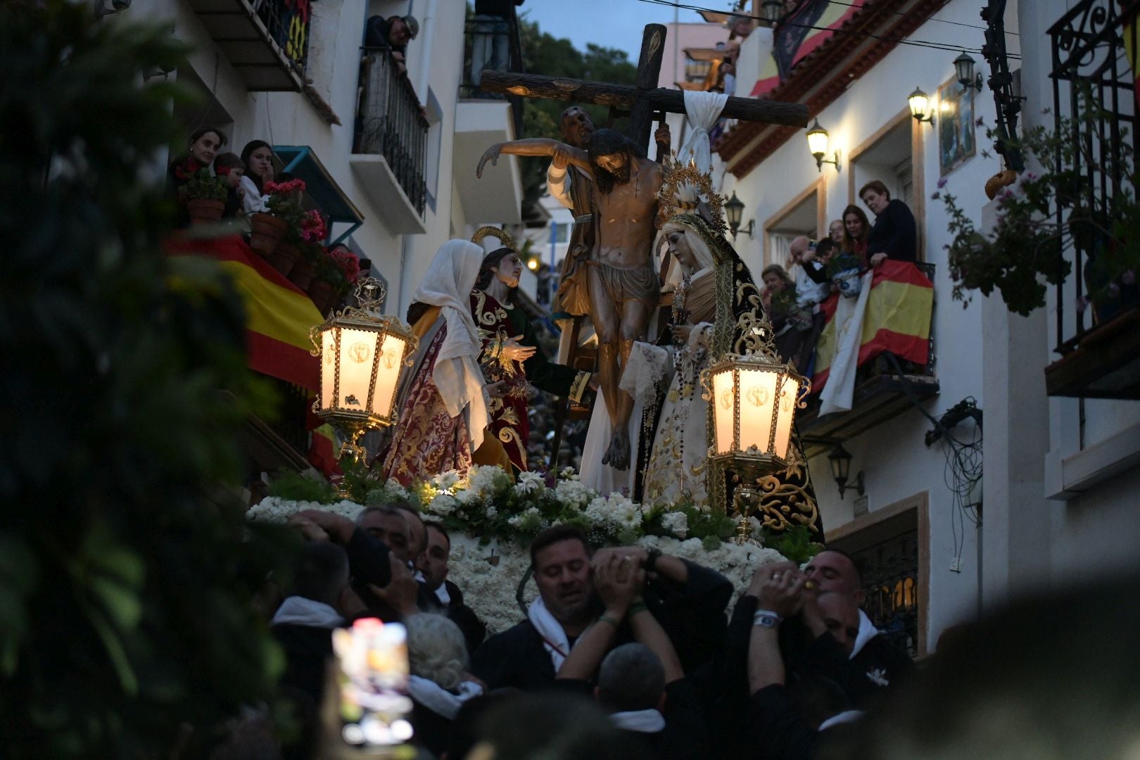 Alicante, a los pies de la procesión de Santa Cruz