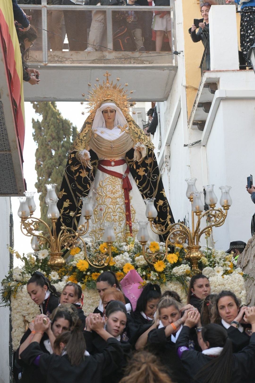 Alicante, a los pies de la procesión de Santa Cruz
