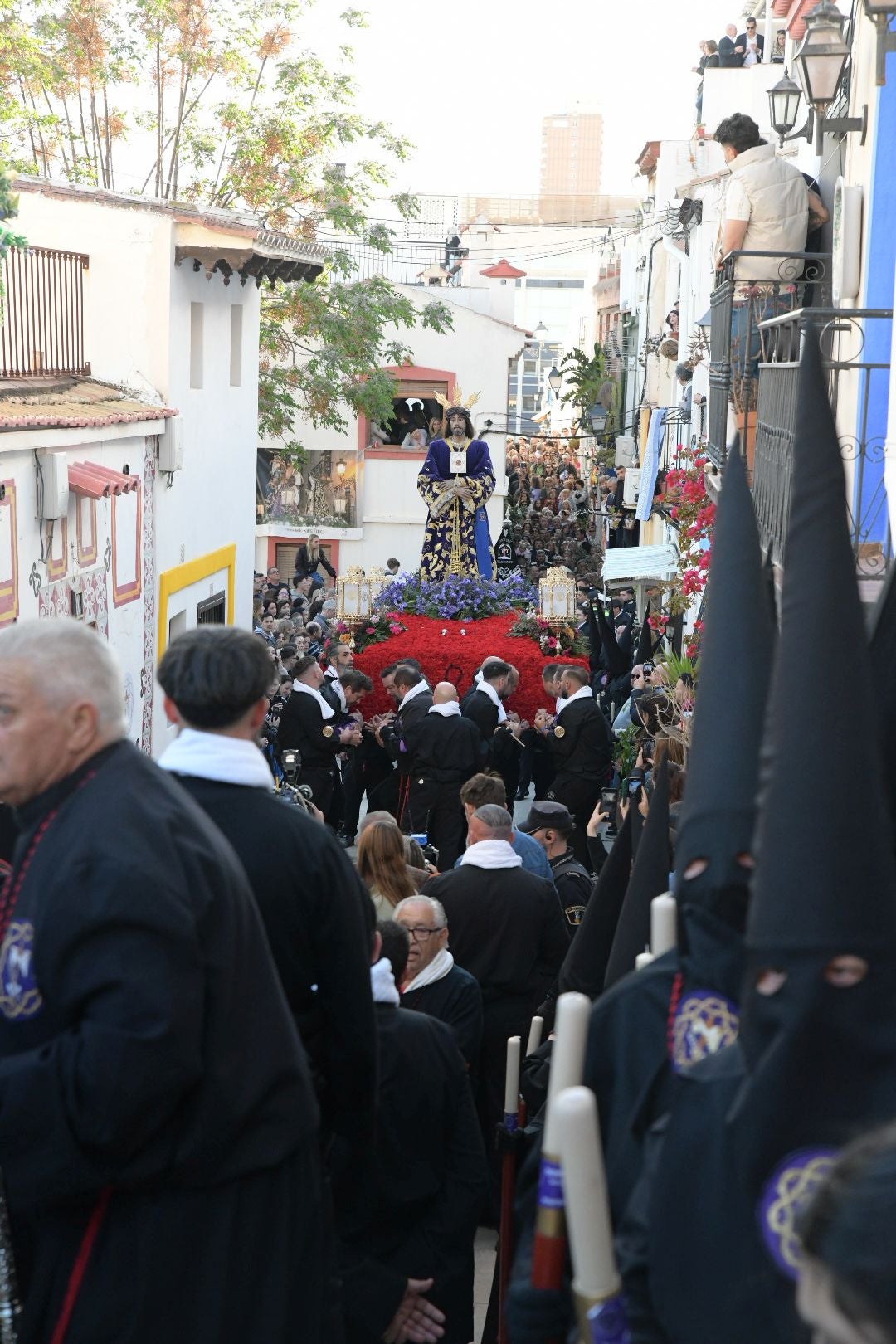Alicante, a los pies de la procesión de Santa Cruz