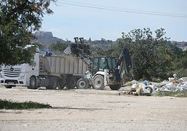 Los camiones limpiando la zona.