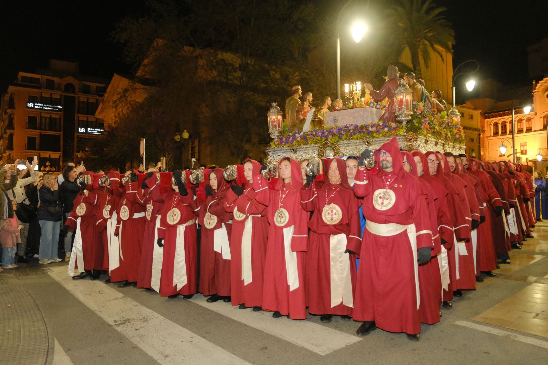 El paso más grande de España emociona a la Semana Santa de Alicante