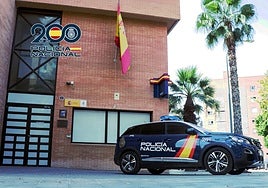 Patrulla de la Policía Nacional frente a la Comisaría Norte.