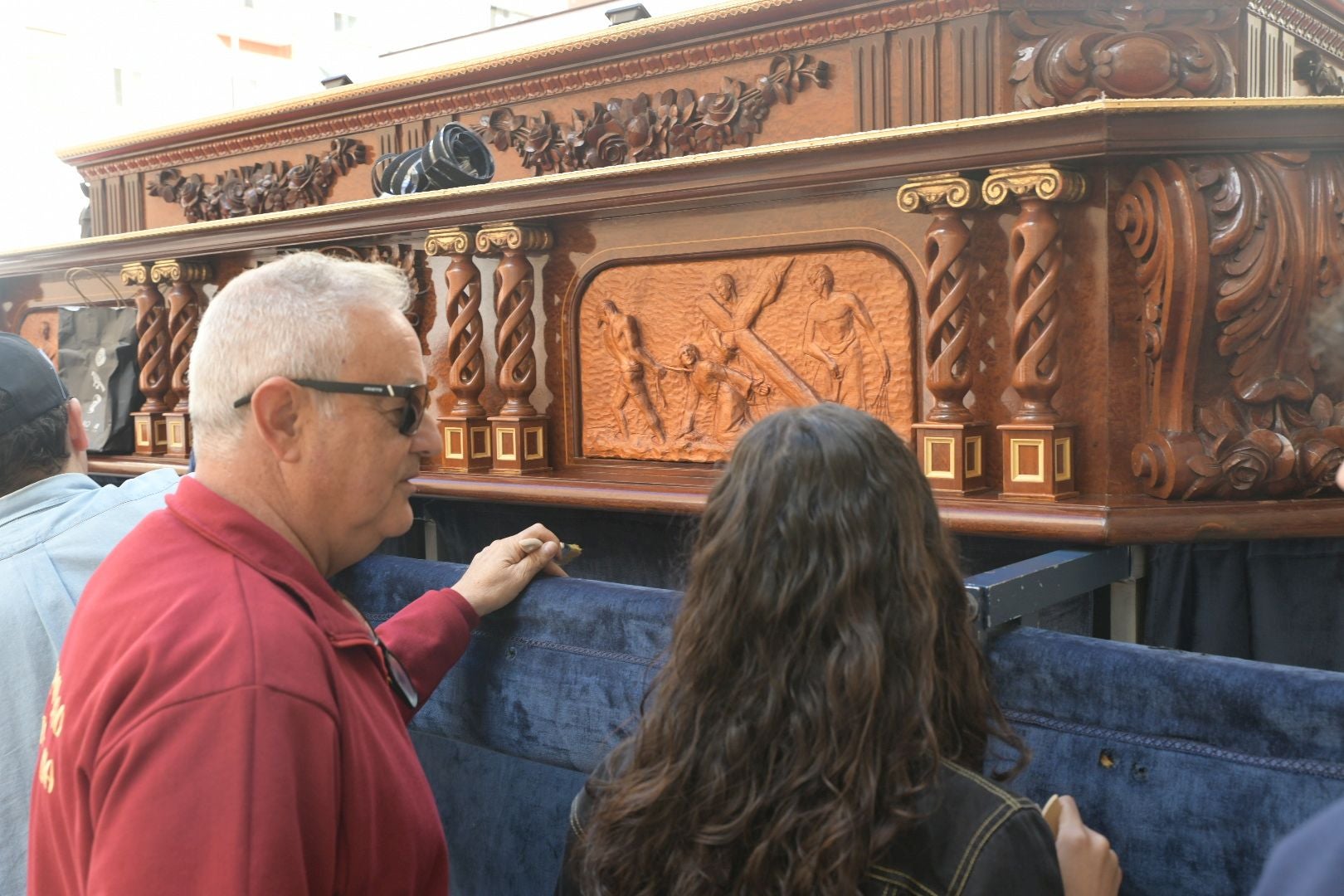 La Santa Cena culmina su tradición decorando el trono con alimentos