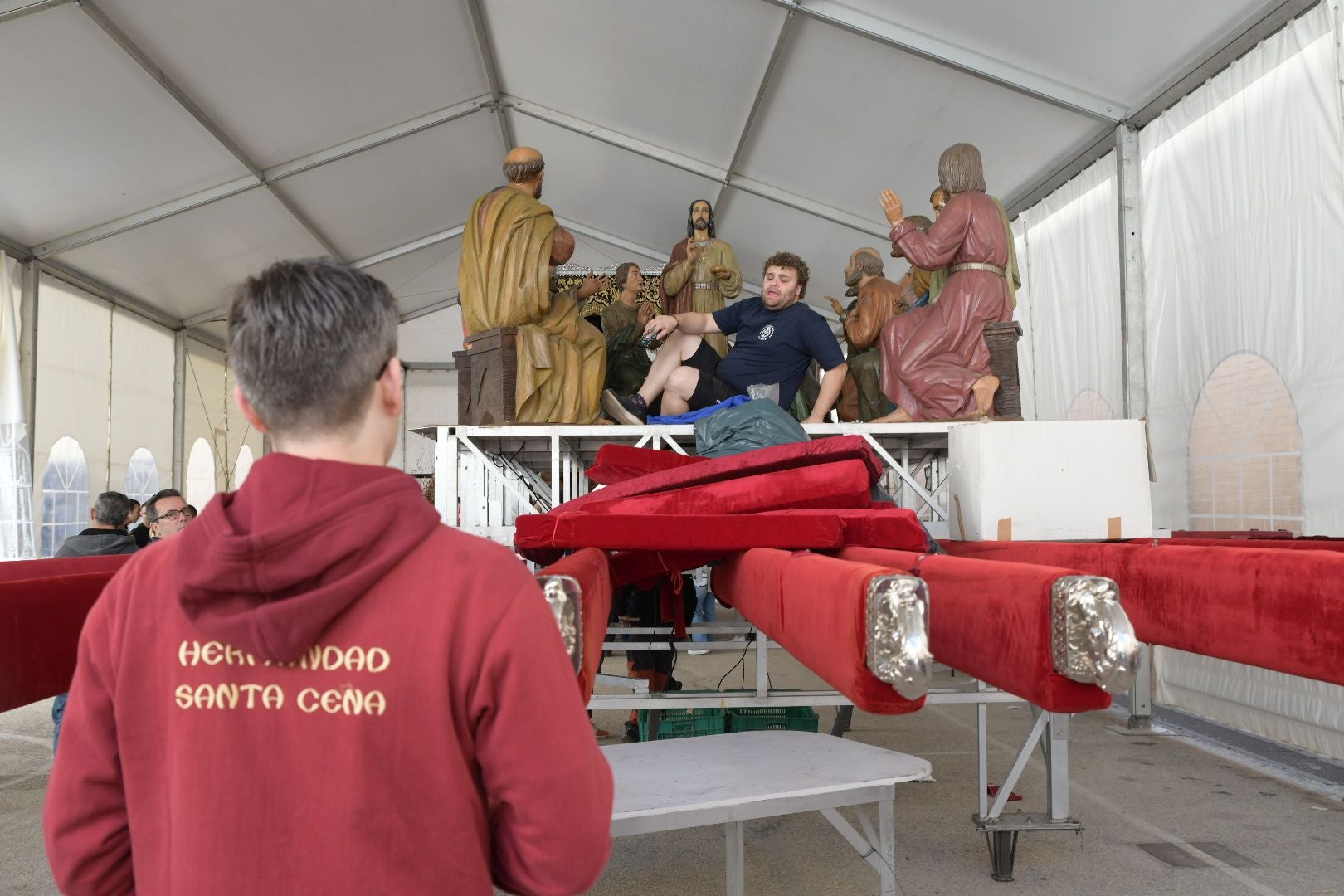 La Santa Cena culmina su tradición decorando el trono con alimentos