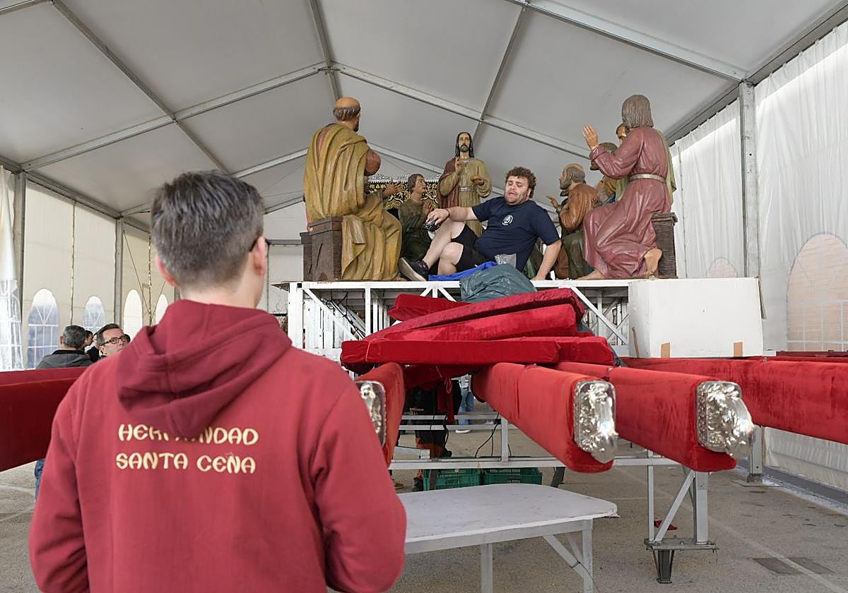 La Santa Cena culmina su tradición decorando el trono con alimentos