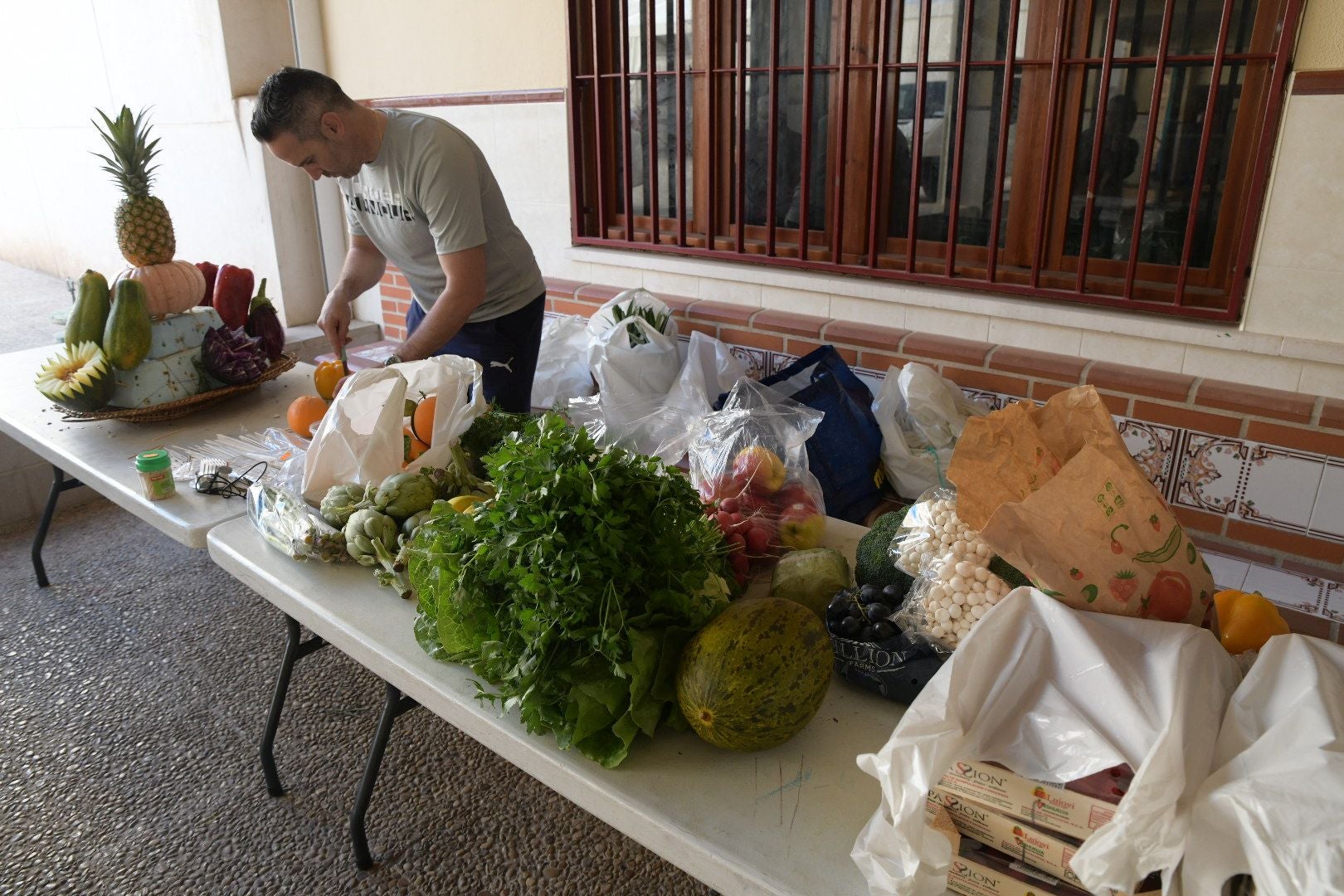 La Santa Cena culmina su tradición decorando el trono con alimentos