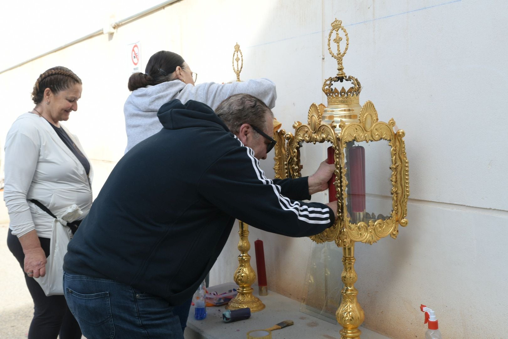 La Santa Cena culmina su tradición decorando el trono con alimentos