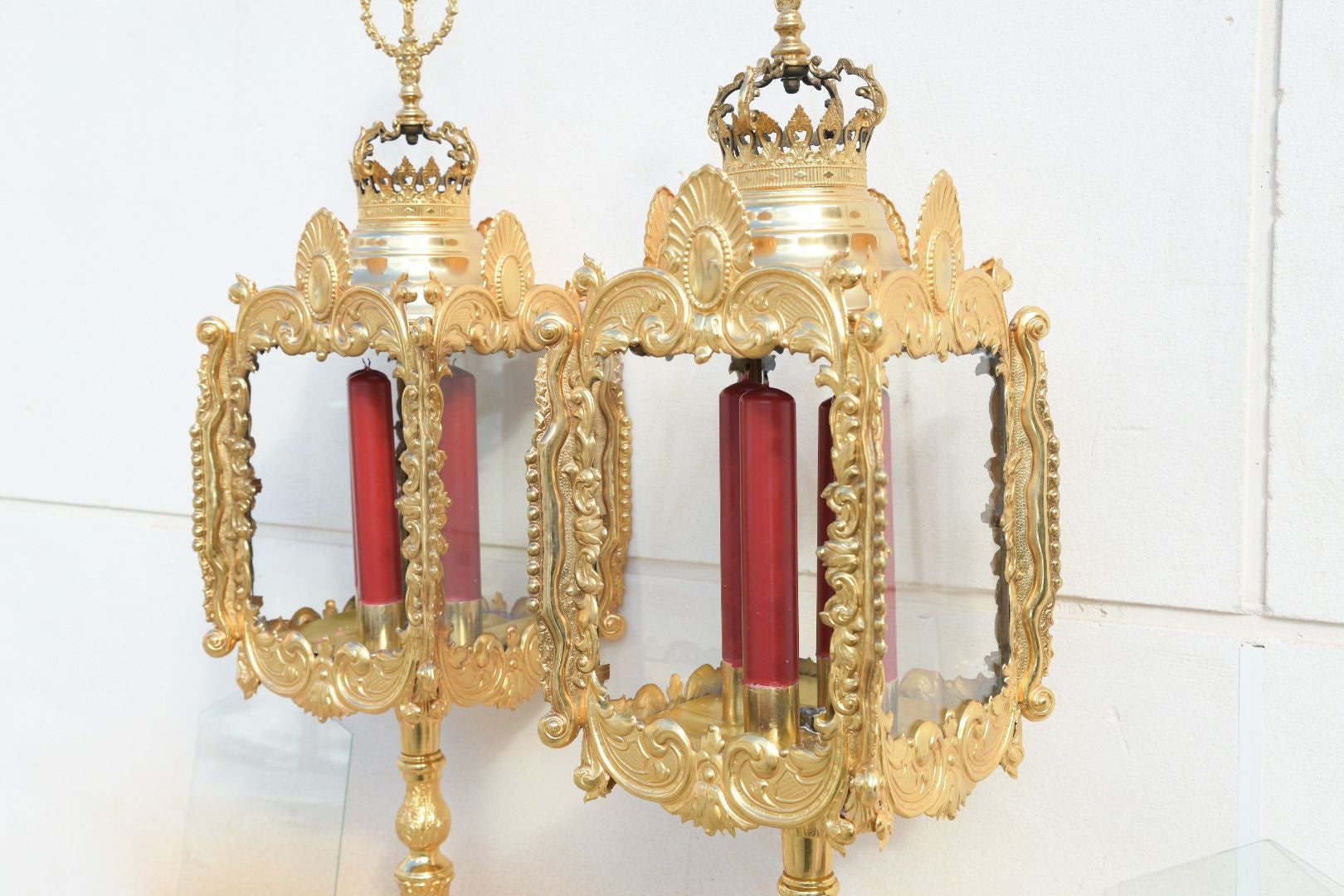 La Santa Cena culmina su tradición decorando el trono con alimentos