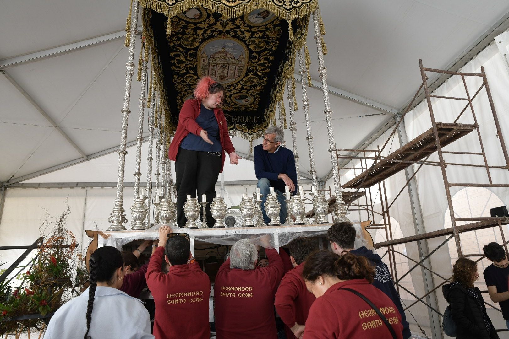 La Santa Cena culmina su tradición decorando el trono con alimentos