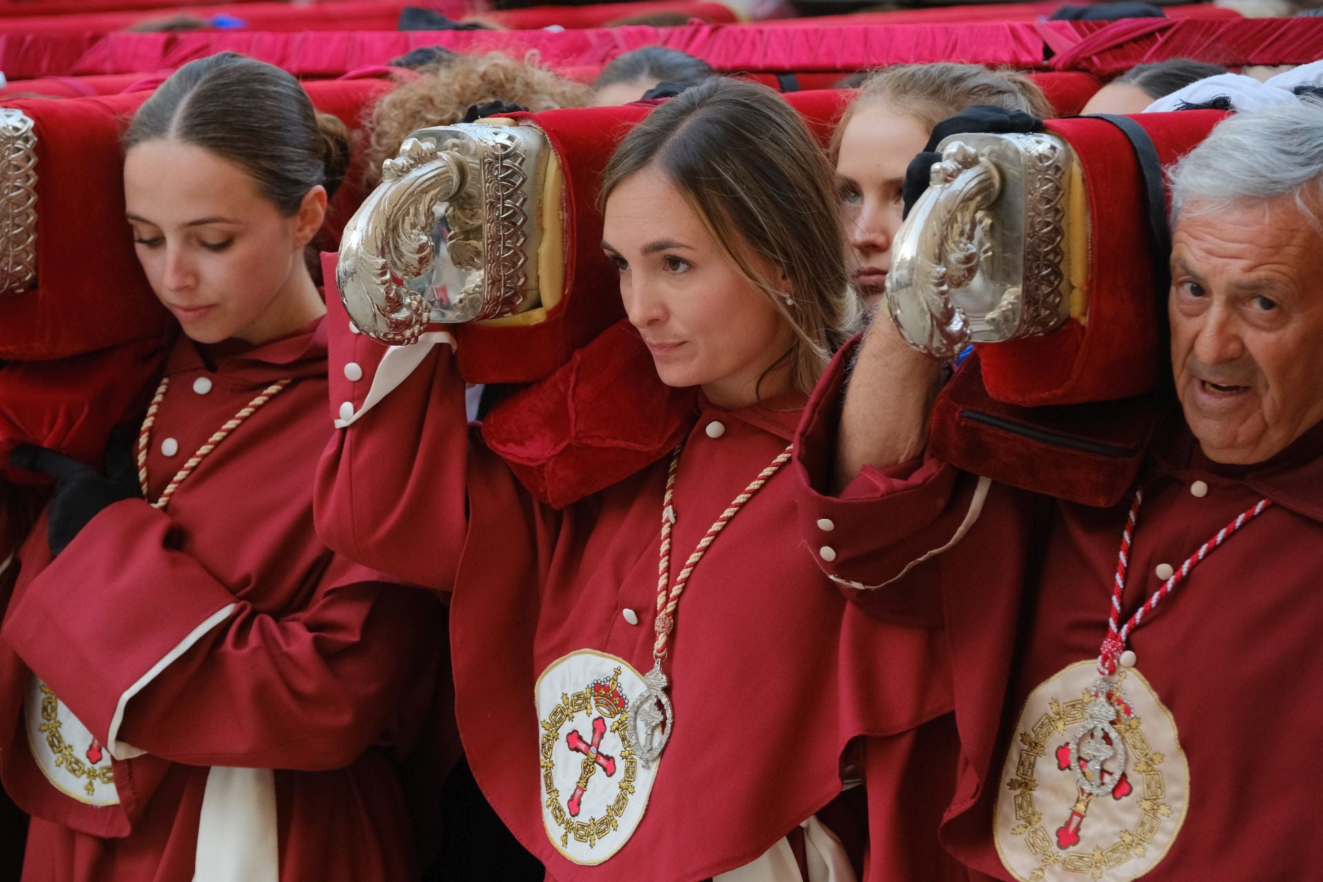 El paso más grande de España emociona a la Semana Santa de Alicante