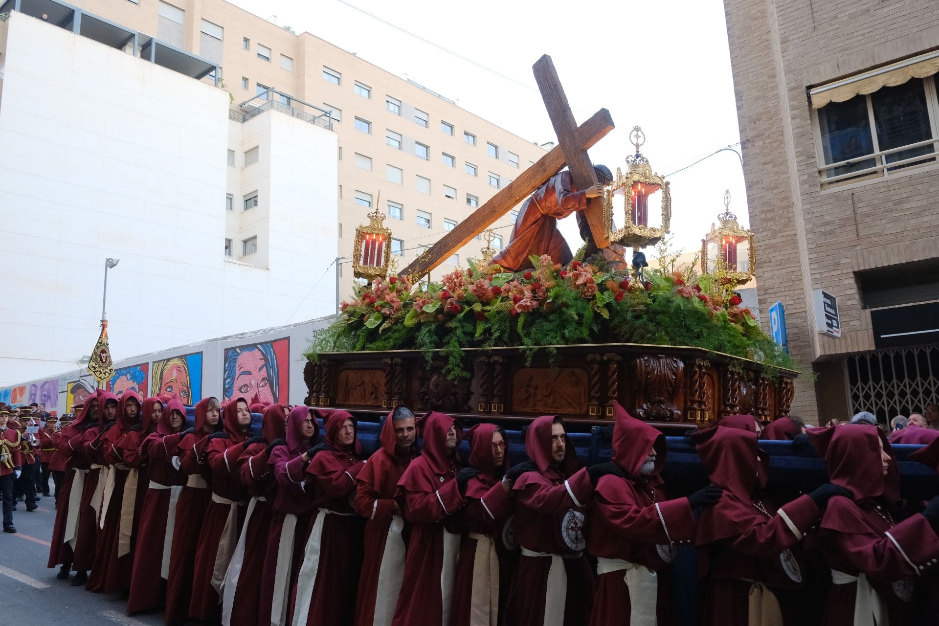 El paso más grande de España emociona a la Semana Santa de Alicante