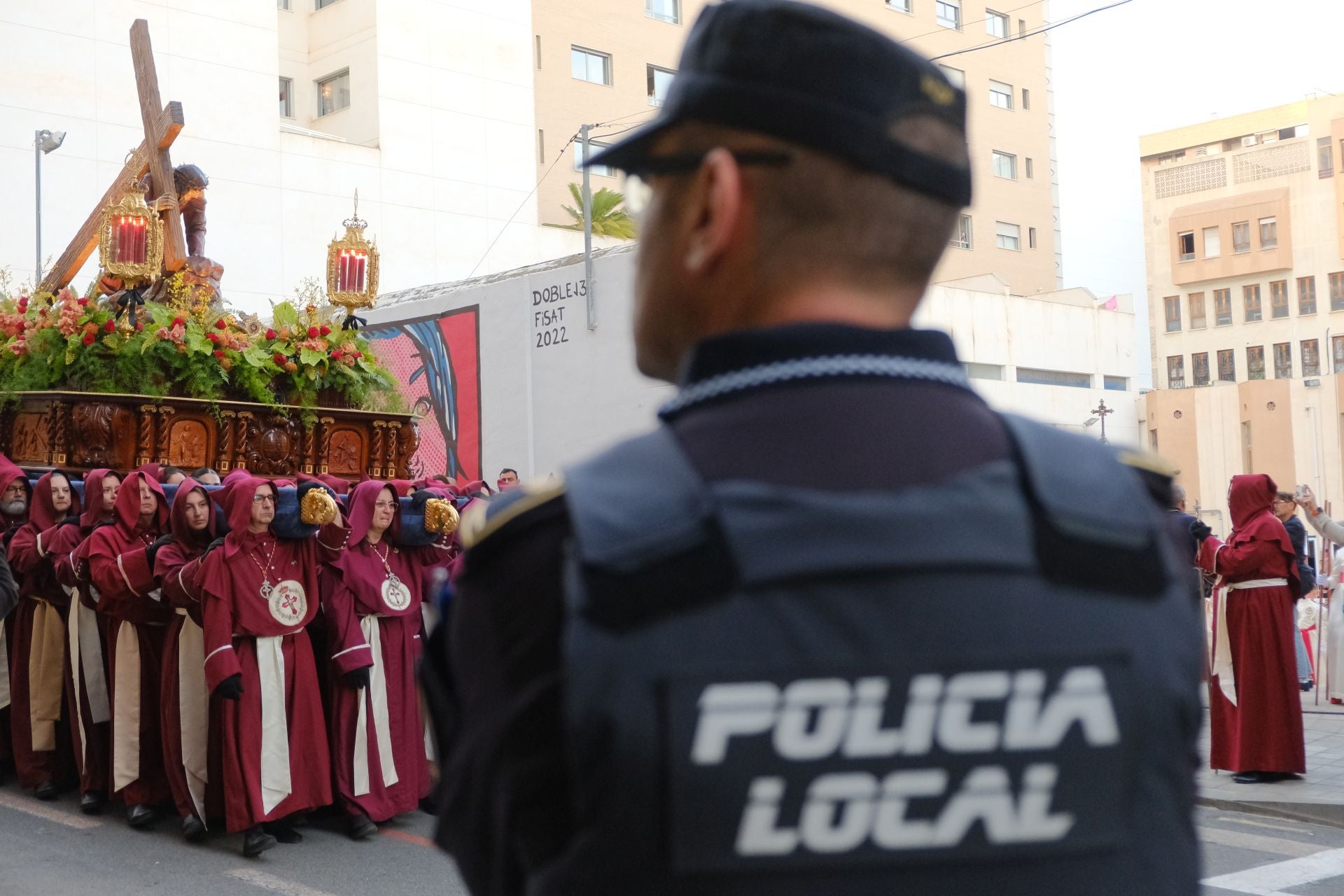 El paso más grande de España emociona a la Semana Santa de Alicante